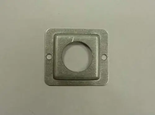 Metallische Halterung mit quadratischem Rahmen und zentralem Loch, typisch für Anwendungen im Heizungsbereich, möglicherweise von Remeha.